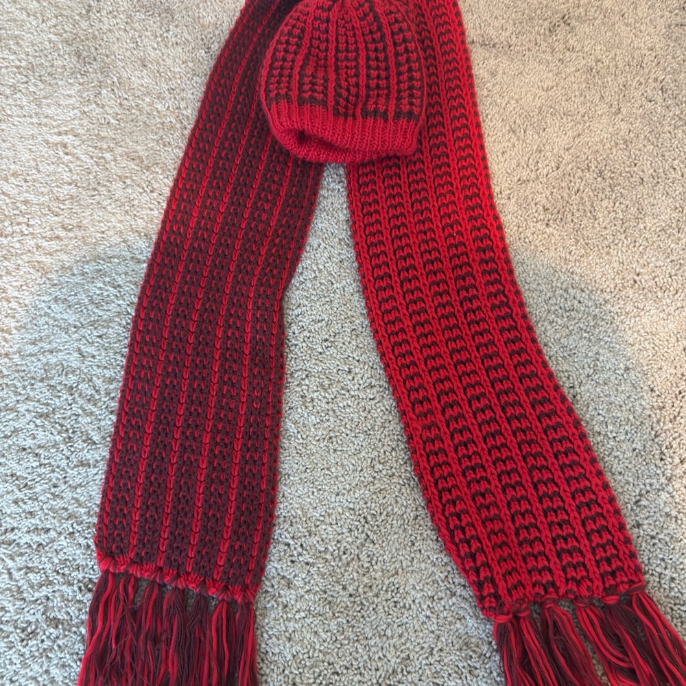 dearfoams Red and Black Knit Rib Scarf with Fringe Trim